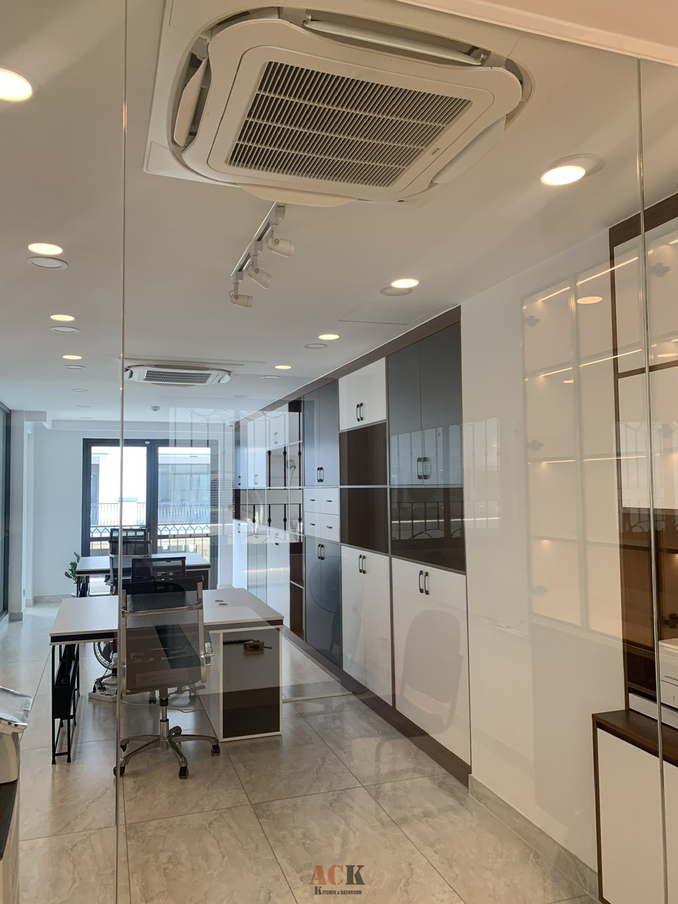 Thi công nội thất văn phòng Vạn Phúc cùng nội thất ACKKIBA